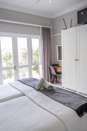 Postel nebo postele na pokoji v ubytování Conifer Beach House