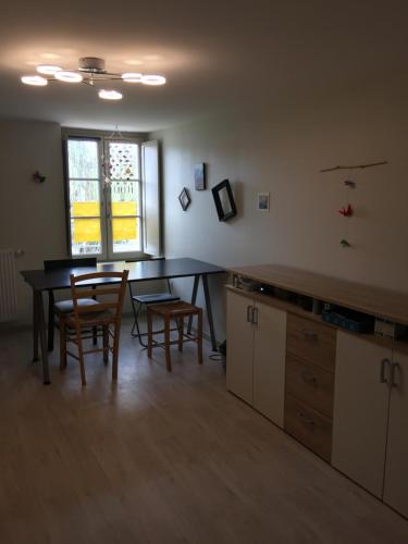 une cuisine et une salle à manger avec une table et des chaises dans l'établissement Gîte Beauval et Châteaux chez Nathalie Kawamura, à Céré-la-Ronde