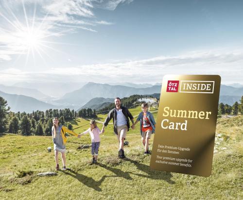 een groep mensen die in een veld lopen met een bord bij Hotel Venter Bergwelt in Vent