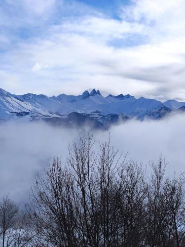 a view of a foggy valley with mountains in the background at Bel appartement au rez de chaussée d'un chalet in Jarrier