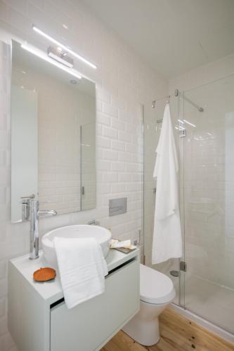 Charming Camões Apartment in Porto with AC & Wi-Fi