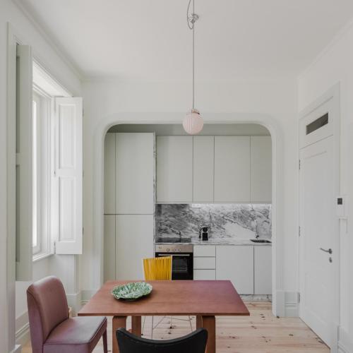 Charming Camões Apartment in Porto with AC & Wi-Fi