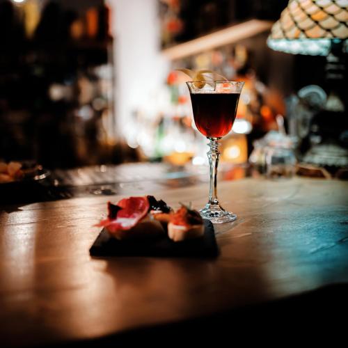 a glass of wine and a plate of fruit on a table at Malatesta Antica Dimora in Longiano