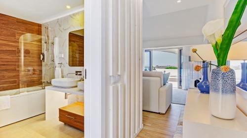 a bathroom and a living room in a house at Quinta do Lago Country Club in Quinta do Lago