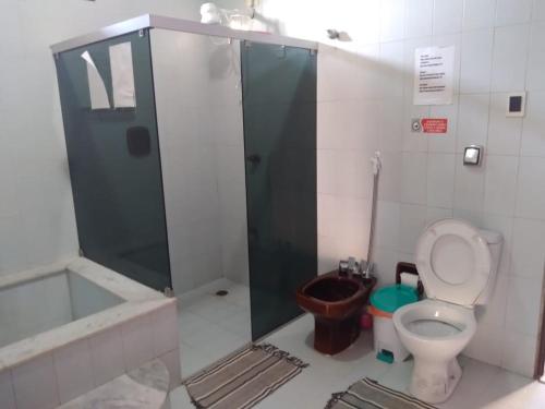 A bathroom at Regiane Beach Pousada Hostel