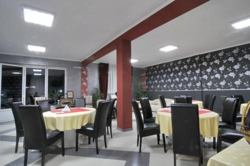 Ein Sitzbereich in der Unterkunft Garni Hotel Lama