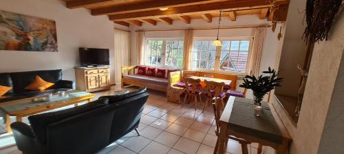 ein Wohnzimmer mit einem Sofa und einem Tisch in der Unterkunft Ehrenmättlehof Faißt in Bad Peterstal-Griesbach