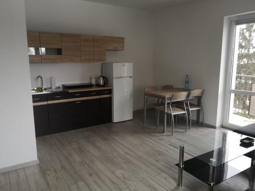 A kitchen or kitchenette at Apartament CA