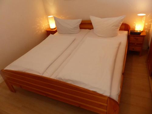 Кровать или кровати в номере Haus Uthlande Uthlande Whg 3 Strandliebe