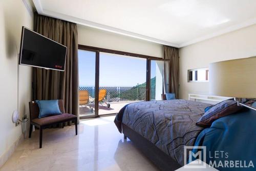 Afbeelding uit fotogalerij van Luxury Modern 5BR Villa - Infinity pool & Panoramic sea views in Benahavís