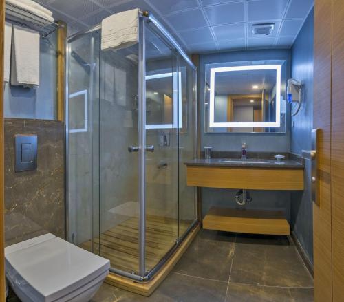 Bisetun Hotel tesisinde bir banyo