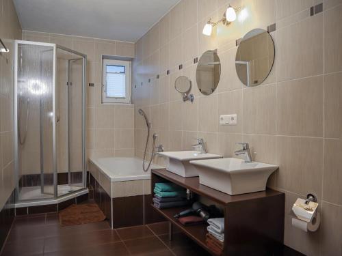 y baño con lavabo, ducha y bañera. en Appartement Sonnenschein, en Neustift im Stubaital