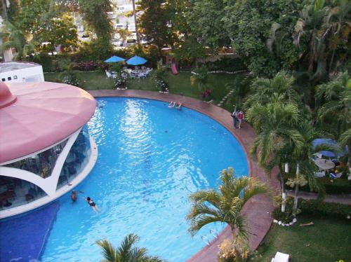 A view of the pool at Hotel Maya Tabasco or nearby