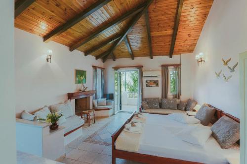 - un salon avec un canapé et une table dans l'établissement Sunny Garden Aparthotel, à Ancient Epidavros