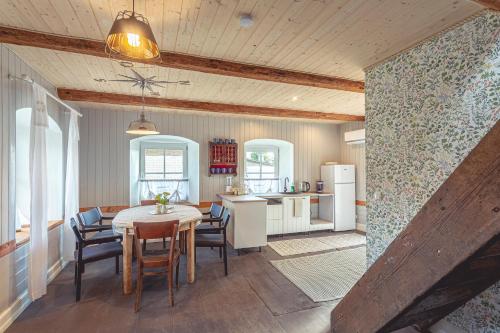 eine Küche und ein Esszimmer mit einem Tisch und Stühlen in der Unterkunft Kallaste Hea Karma Villa in Kallaste