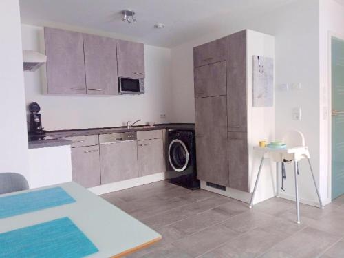 a kitchen with a washer and a washing machine at Ferienwohnung Hegaublüte in Engen