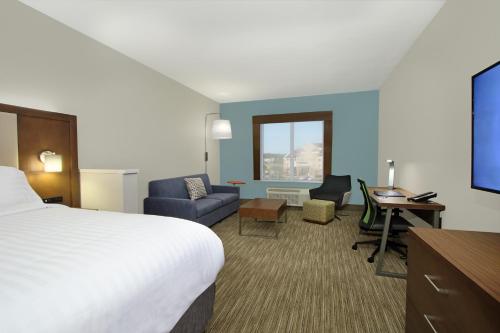 Televízia a/alebo spoločenská miestnosť v ubytovaní Holiday Inn Express & Suites Columbus North, an IHG Hotel