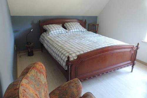 a bedroom with a bed and a pair of chairs at Vakantiewoning Zoetebeek in Oudenaarde