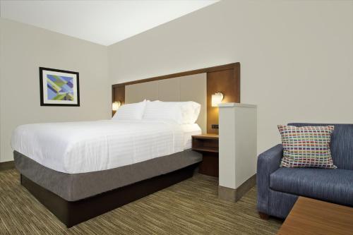En eller flere senger på et rom på Holiday Inn Express & Suites Columbus North, an IHG Hotel