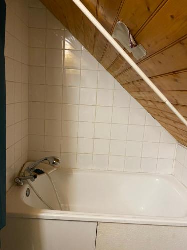 ルションにある33 Boulevard Charles de Gaulleの浴室にある蛇口付きの浴槽