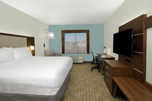 Una televisión o centro de entretenimiento en Holiday Inn Express & Suites Columbus North, an IHG Hotel