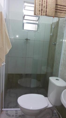 uma casa de banho com um WC, um lavatório e uma janela em Apto sereno próximo a Expo São Paulo! em São Paulo
