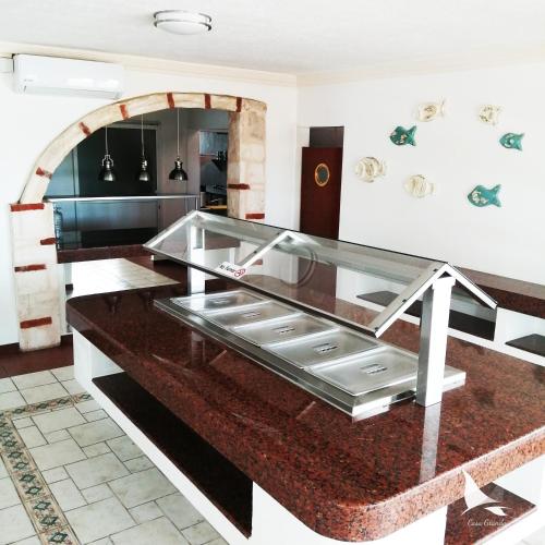 cocina con encimera de cristal en una habitación en Hotel Casa Grande Cancun, en Cancún