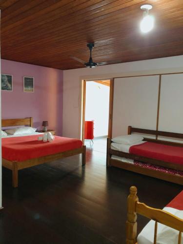 1 dormitorio con 2 camas y techo de madera en Anexo Aldeia Búzios, en Búzios