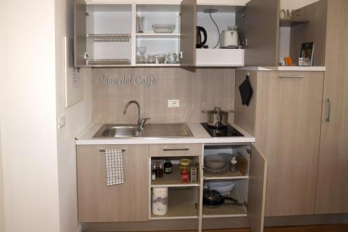 una pequeña cocina con fregadero y encimera en Casa del Caffè, en Trieste