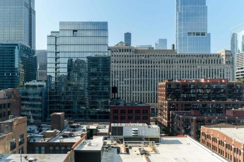 2BR Modern Luxury Apartment With Balcony, Rooftop Pool & Gym by ENVITAE