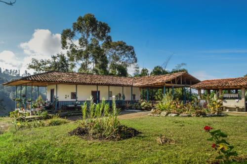 Κήπος έξω από το Hostal rural la montaña alquiyapura