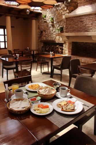 - une table avec des assiettes de nourriture dans un restaurant dans l'établissement La Estancia, à San Cristóbal de Las Casas