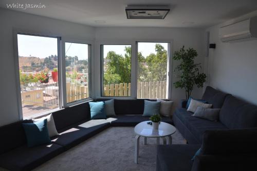 Coin salon dans l'établissement Jasmin Suites