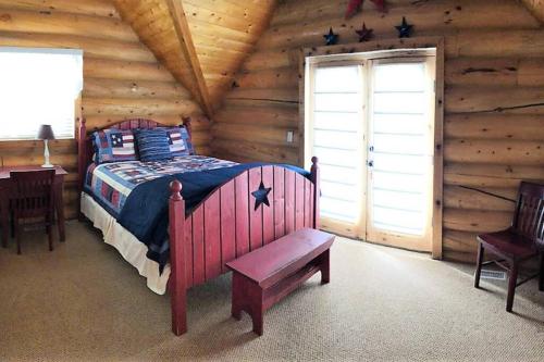 una camera con un letto in una baita di tronchi di Red Rock Ranch Log Cabin: Large, Fully Furnished a Escalante