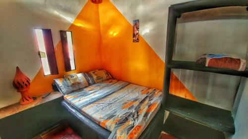 Aratoca的住宿－Cabañas Cañon Del Chicamocha，橙色墙壁的客房内的双层床