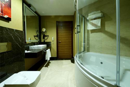 Koupelna v ubytování Margi Hotel