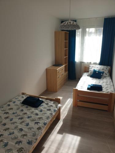 Posteľ alebo postele v izbe v ubytovaní POKOJE GOŚCINNE UZDROVISCO CIEPLICE
