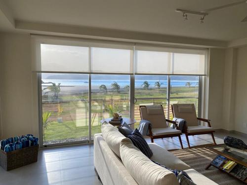 Гостиная зона в Azuero Lodge: Luxury Beachfront condo- Playa Venao