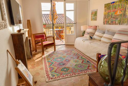 - un salon avec un canapé et une table dans l'établissement The Little House, à Bormes-les-Mimosas