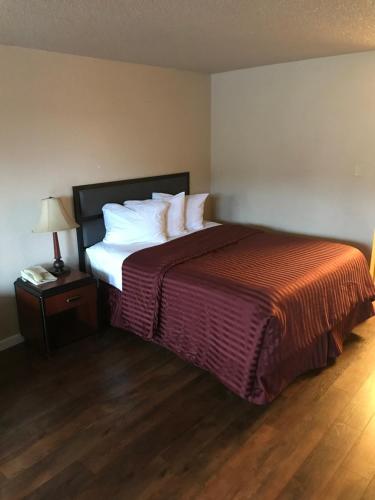 Ένα ή περισσότερα κρεβάτια σε δωμάτιο στο Smokey Point Motor Inn
