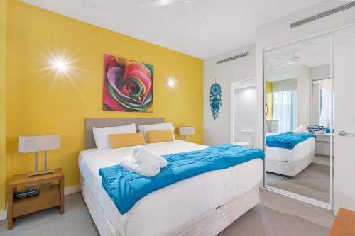 Cama o camas de una habitación en Elysium Private Apartments at The Drift Resort