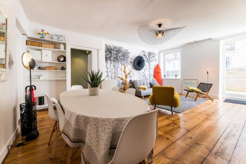 une salle à manger et un salon avec une table et des chaises dans l'établissement POP KEYWEEK Apt 3 bedrooms with terrace & parking Biarritz city center, à Biarritz