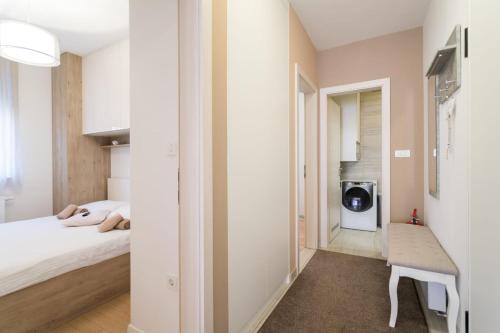 Dormitorio pequeño con cama y mesa en Apartment SARA - free parking for 2 cars, en Zagreb