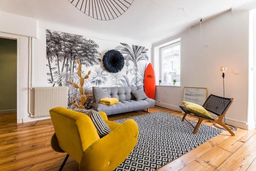 un salon avec un canapé et une chaise jaune dans l'établissement POP KEYWEEK Apt 3 bedrooms with terrace & parking Biarritz city center, à Biarritz