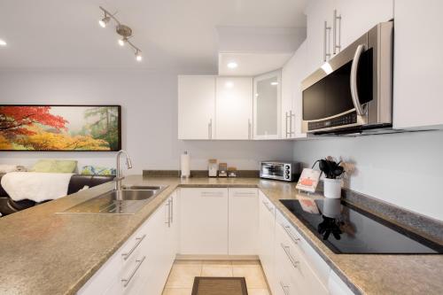 Virtuvė arba virtuvėlė apgyvendinimo įstaigoje Enchanter Ocean View Suites