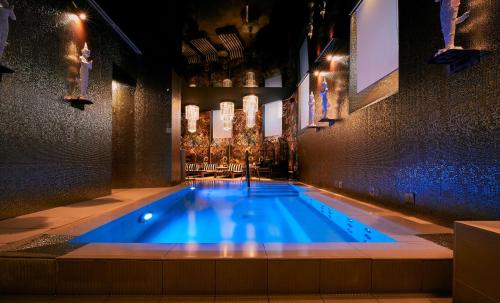 - une piscine dans une pièce avec une table et des chaises dans l'établissement Radisson Blu Hotel, Madrid Prado, à Madrid