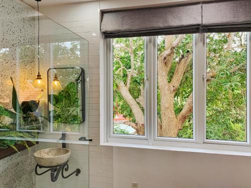 uma casa de banho com uma janela e um lavatório em Contemporary Greenhouse Garden Villa- 4 bedrooms Villa em Vung Tau