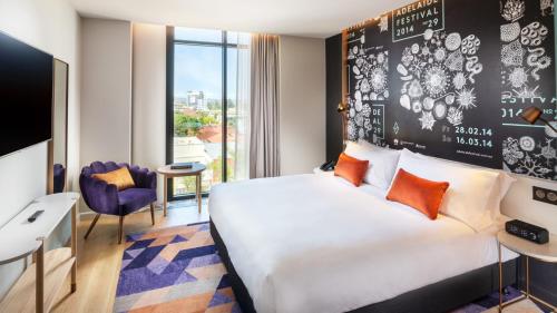 Camera con letto e TV di Hotel Indigo Adelaide Markets, an IHG Hotel a Adelaide