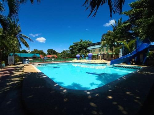 een zwembad in een resort met een glijbaan bij RedDoorz Near Gaisano Grand Cordova in Cebu City