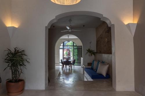a living room with a blue couch and a table at Luxury home in the heart of Merida Centro in Mérida